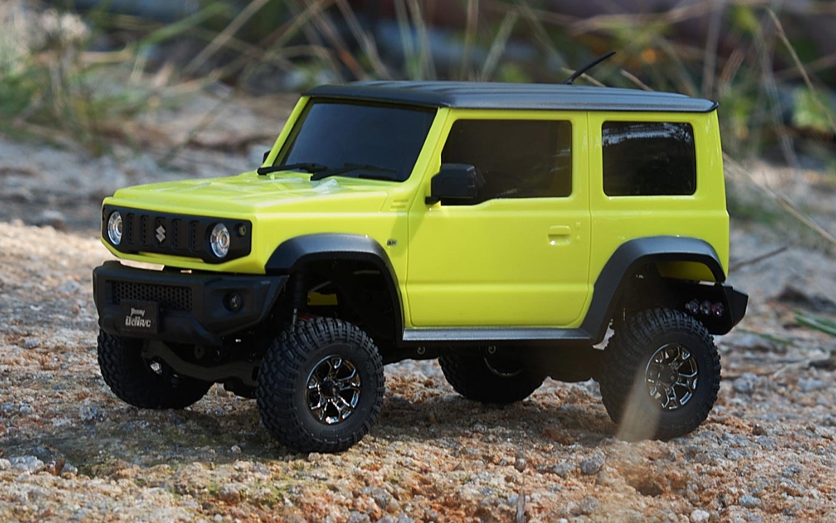 UDIRC UCX2402 1/18 Scale 2.4Ghz Remote Control Car for Children and Adults Green RC Car Playing on the Ground